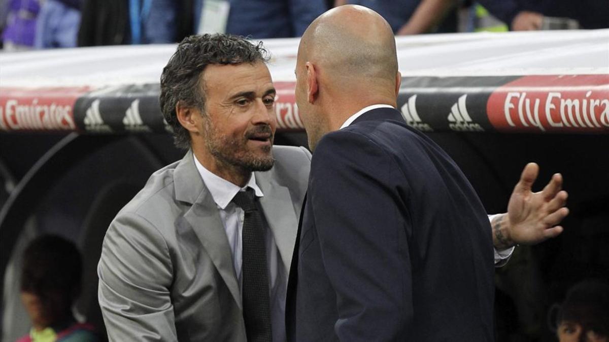 Luis Enrique y Zidane se saludan en el último clásico
