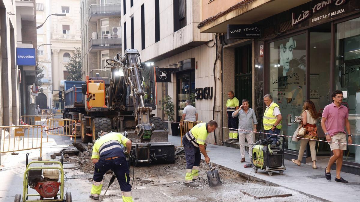 Comienza la retirada de adoquín en la calle Góngora.