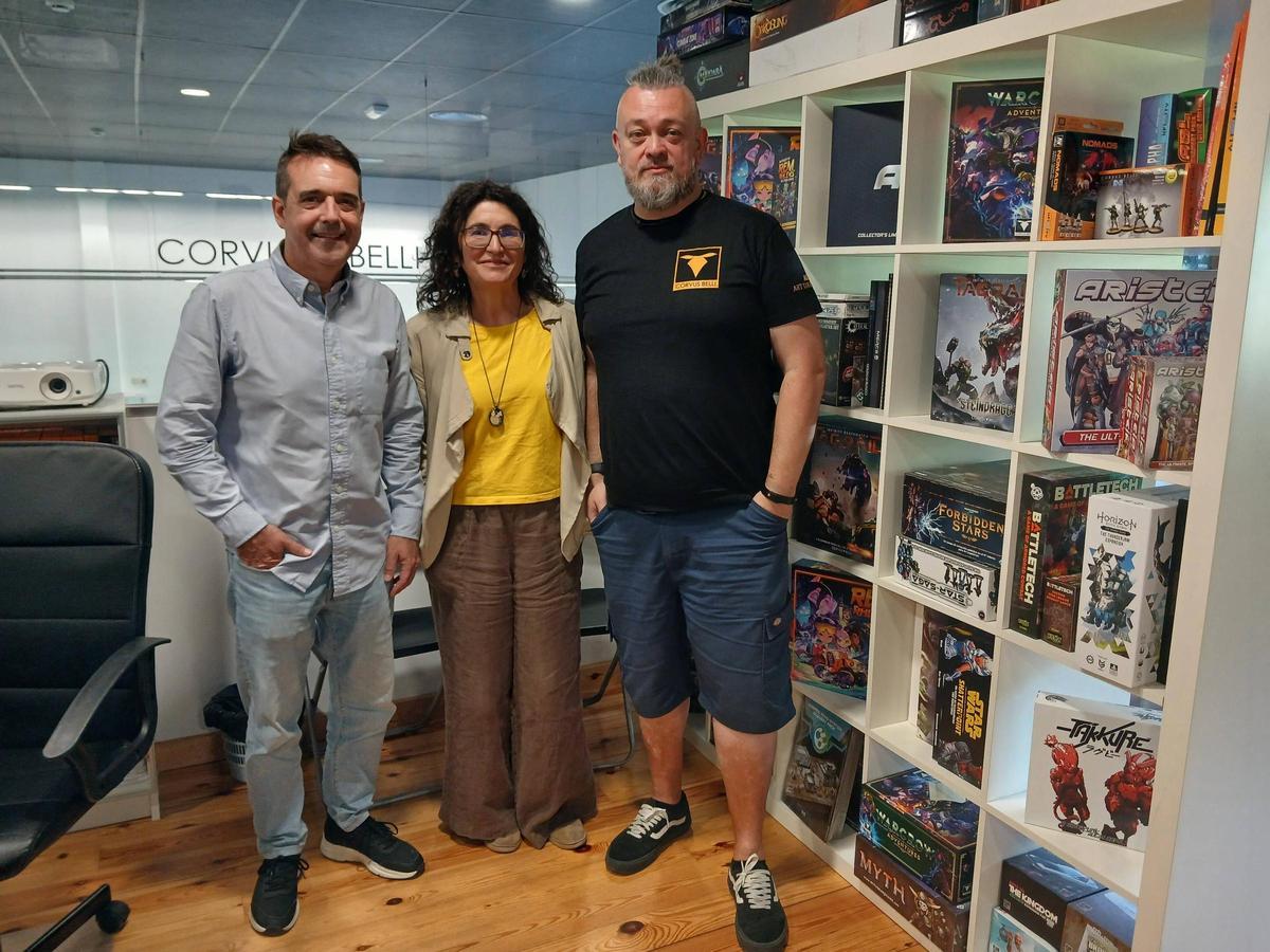 De izquierda a derecha: el director general o CEO de Corvus Belli, Tomás Casquero; la responsable del Departamento de Personas, Silvana Martínez; y uno de los socios, Alberto Abal, en las instalaciones del polígono de Castiñeiras.