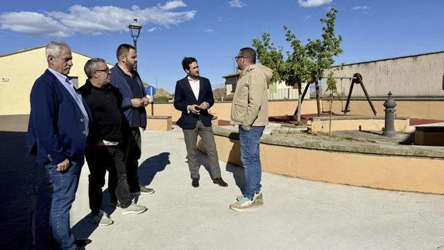 Claver y Bescós, junto al alcalde de Antillón, Ferrando, y varios concejales del municipio.