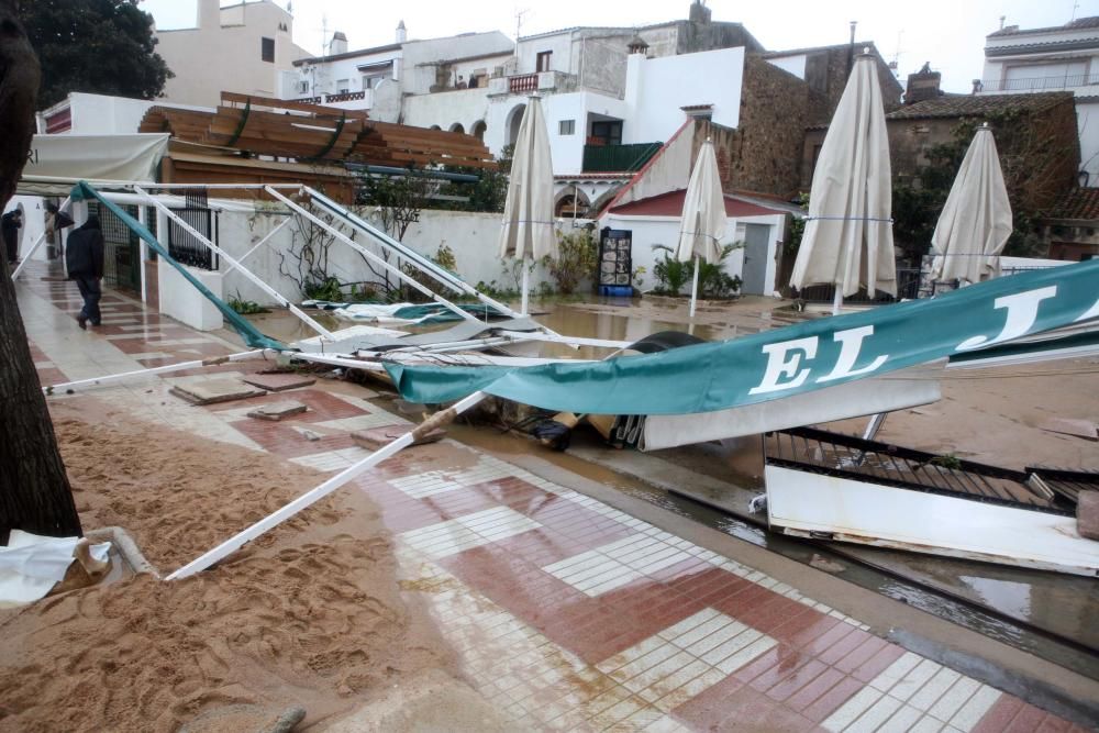 Destrosses en locals de primer línia pel fort temporal de mar