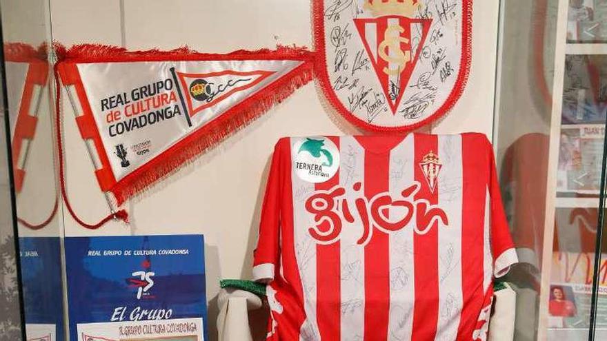 Objetos donados por relevantes deportistas asturianos.