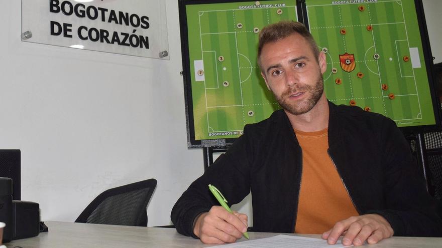 Higón firmando su contrato con Bogotá en la sede del club.