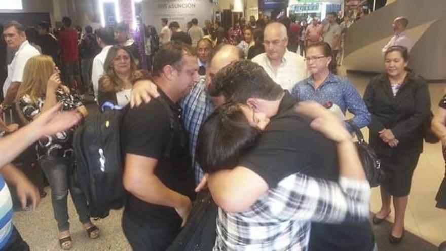 Familiares y amigos de Ada Benítez en el aeropuerto paraguayo.