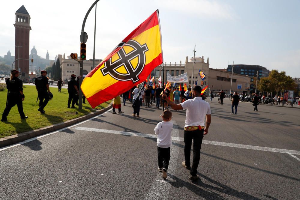 La ultradreta i els antifeixistes es manifesten a Barcelona