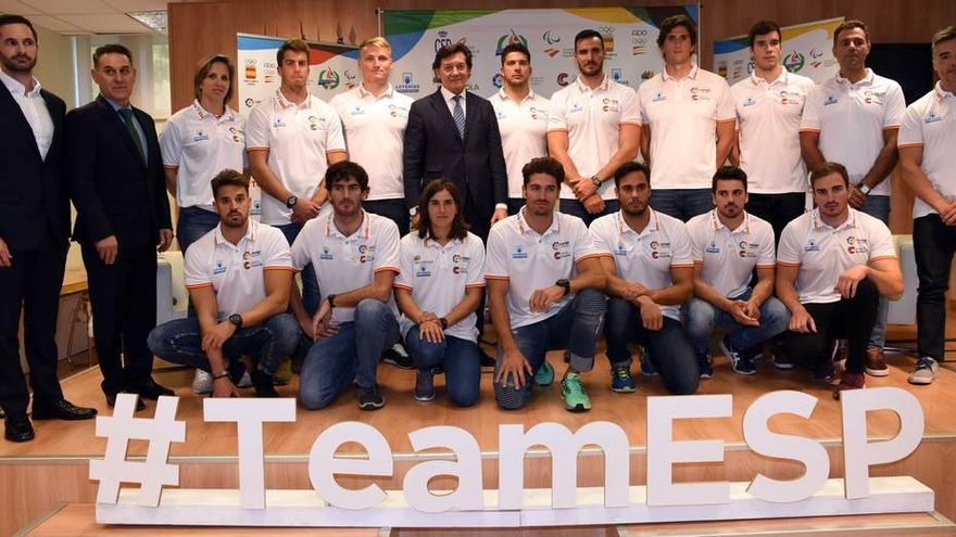 Los integrantes del equipo español de piragüismo, con los palistas asturianos agachados Javier Hernanz (en el centro) y Javier Cabañín (primero por la derecha) y el técnico Miguel García, segundo por la derecha de pie.