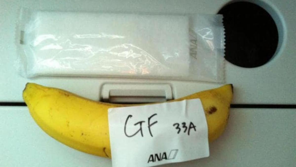 Menú 'gluten free' en ANA: una banana con cubiertos.