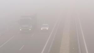 Un camión y un coche circulan con niebla en la A2, en dirección a Lleida.