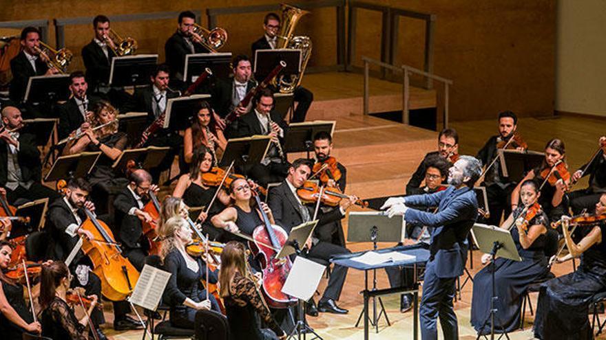 ADDA Simfònica interpretando el programa, compuesto por la Sinfonía nº 5 de Tchaikovsky y bajo la batuta de Josep Vicent.