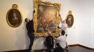 El retrato de Felipe V vuelve a colgar boca abajo en Xàtiva dos años después