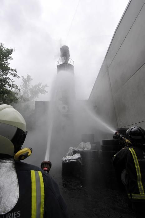 Los bomberos sofocan un incendio en una empresa de neumáticos del polígono langreano de La Moral