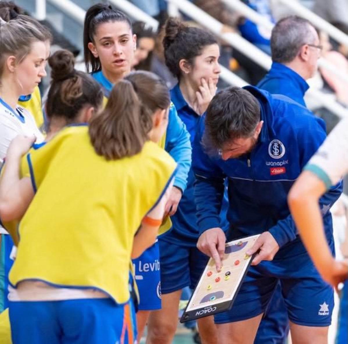Nano Modrego da indicaciones a sus jugadoras durante un partido esta temporada.