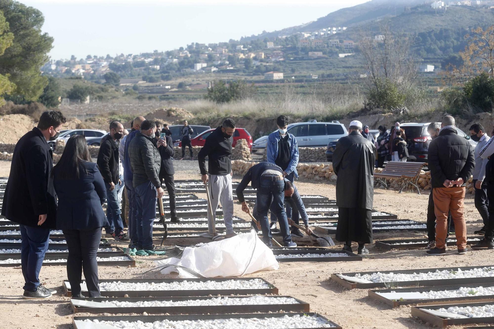 Entierro de Wafaa Sebbah en el cementerio Jardín Muslmán de València