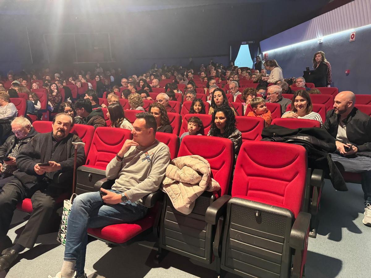 El público llenó el Centre Municipal Bernat i Baldoví de Sueca.