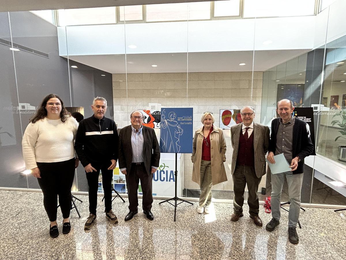 Gregorio Cortés presidente de l´Associació Segon Centenari de la Ermita de Sant Vicent; los concejales de Cultura y Fiestas, Pedro Lloret y Cristóbal Llorens, la diseñadora Sonia López-Andújar, Rosa Gomis, coordinadora Cultura y Francesc Sempere, director de l´Auditori i Centre Cultural de La Nucia.