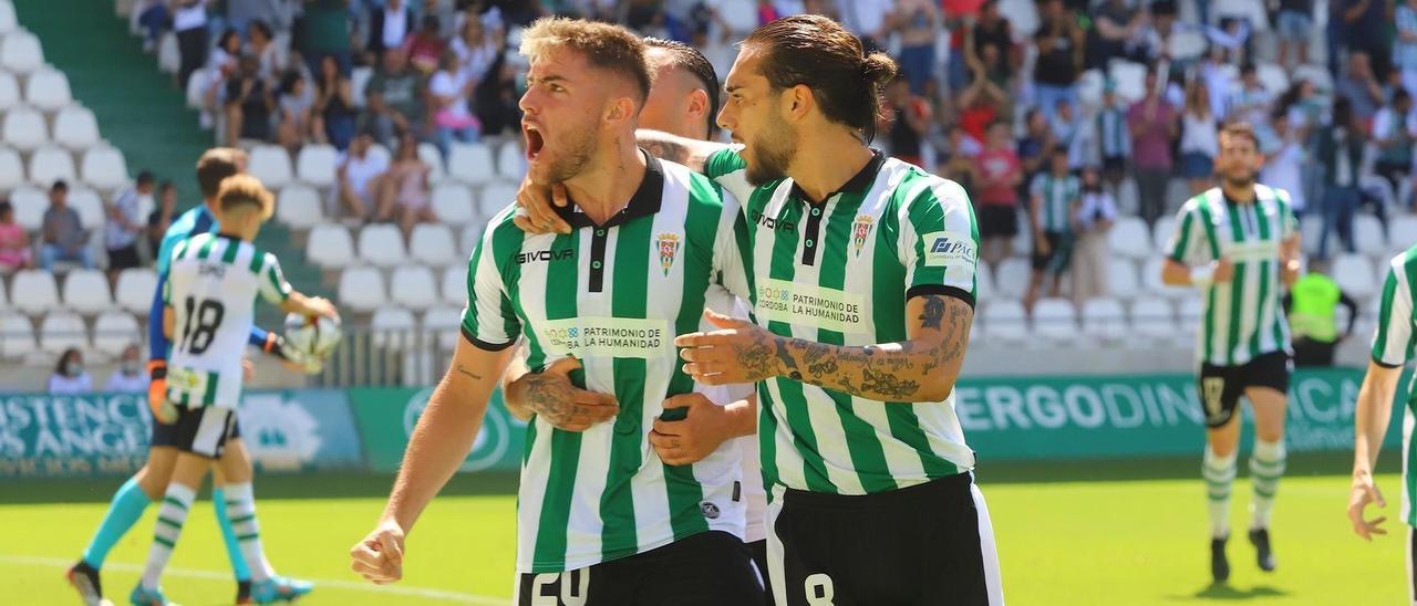 Antonio Casas y Gudelj celebran un gol durante el último encuentro en El Arcángel del pasado curso.