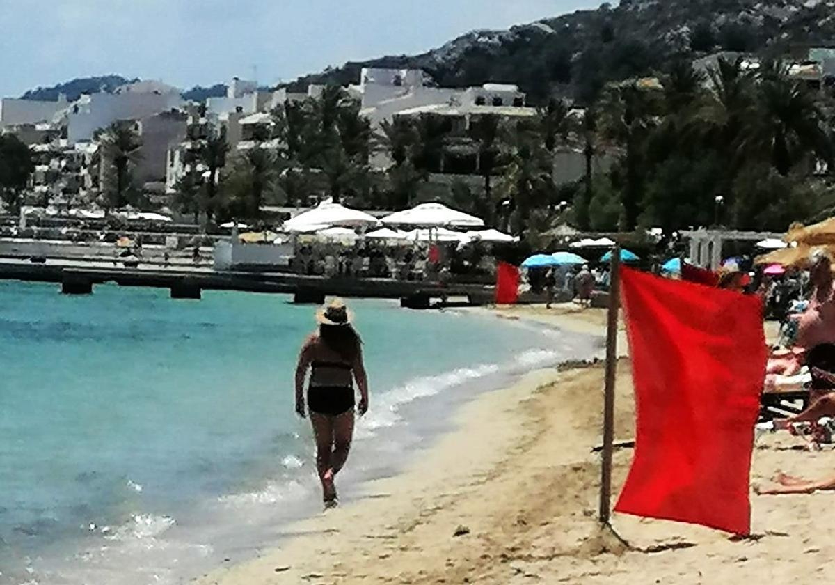 Rote Fahne am Strand von Albercuix.