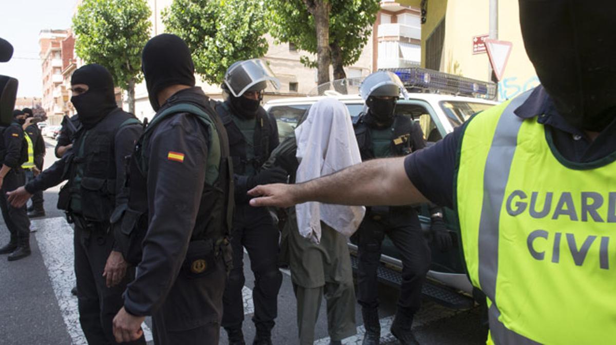 Detenidos en Lleida tres hermanos pakistanís por enaltecimiento del terrorismo yihadista.