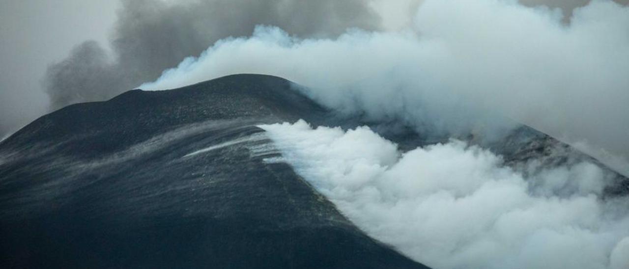 Ríos de lava del volcán de La Palma continúan cayendo al mar