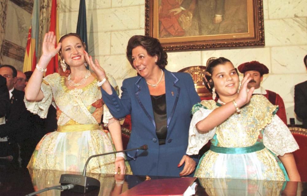 A contraestilo, Rita Barberá recibe a las falleras mayores de inusual azul marino en la proclamación.