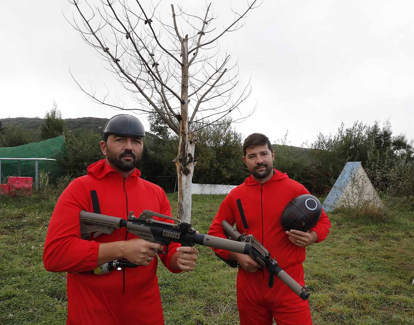 Ricardo y Luis Terrón en las instalaciones del monte vigués