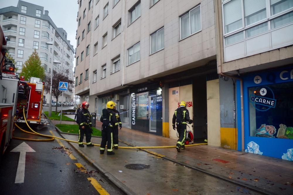 Sucesos en Pontevedra | Evacúan un edificio en Pintor Laxeiro por un incendio en el garaje