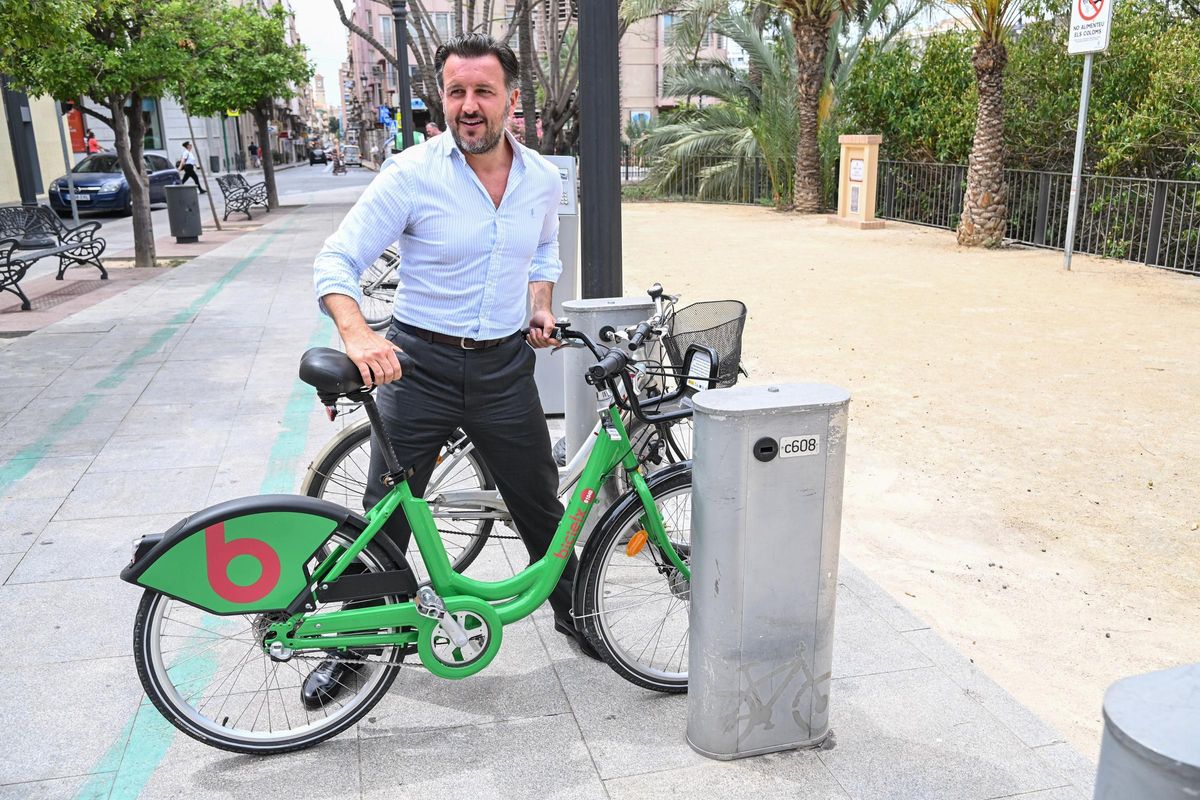 Pablo Ruz, en la estación de bicicletas que hay junto al Ayuntamiento.