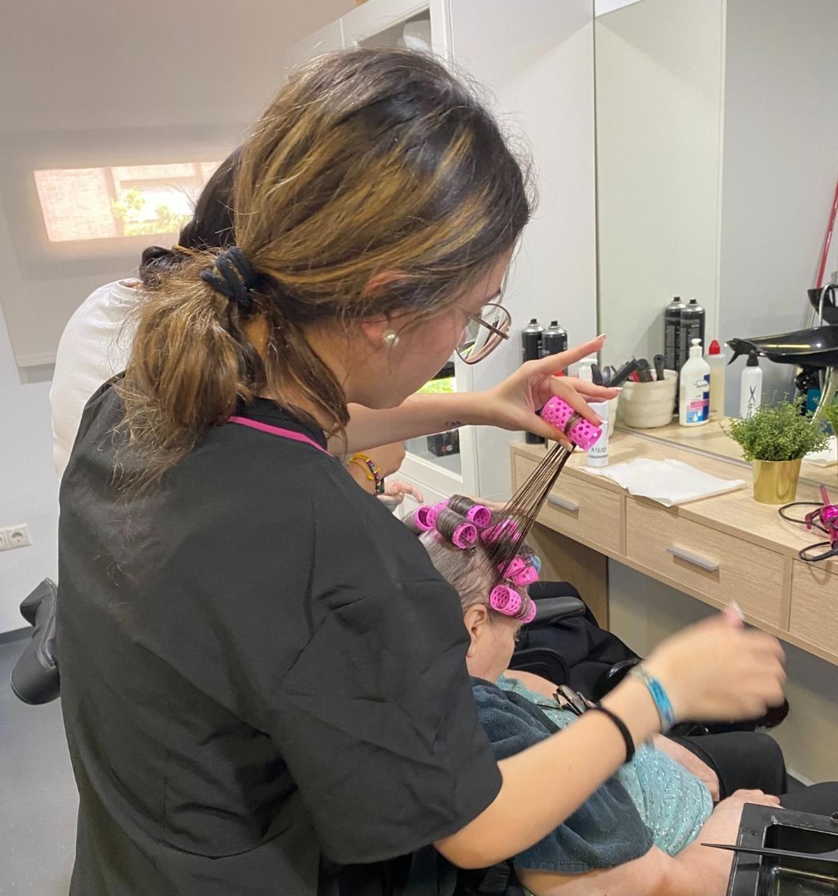 La FP básica de peluquería y estética es otra de las formaciones que ofrecen.