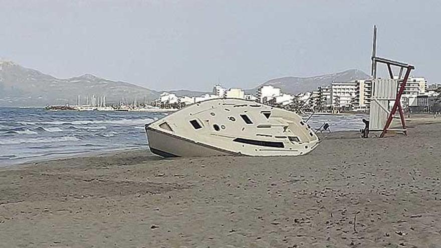 El yate es visible desde un amplio sector de la playa de Can Picafort.