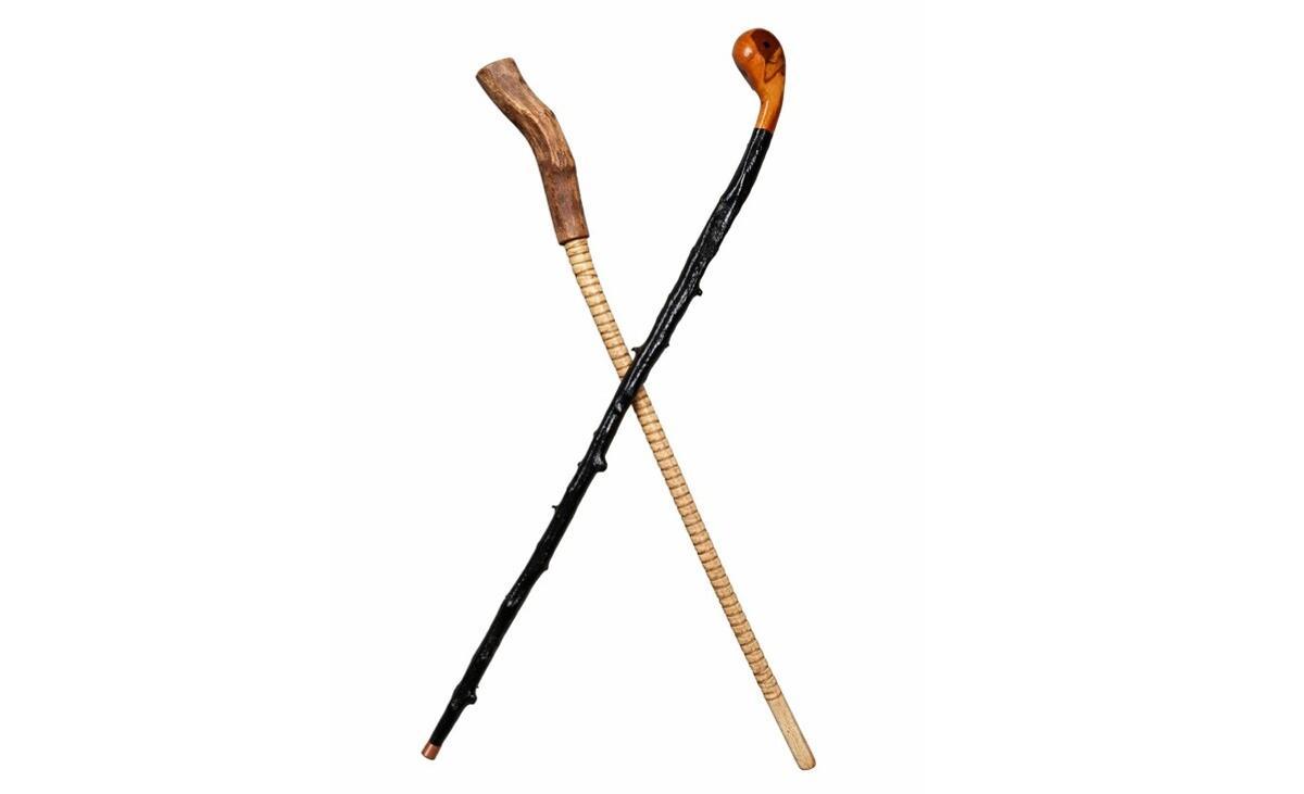 Un shillelagh irlandés, de color negro, sobre un pau da moca gallego