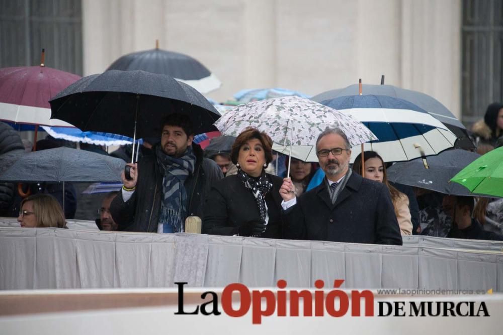 La cofradía de la Vera Cruz entrega el óbolo del J