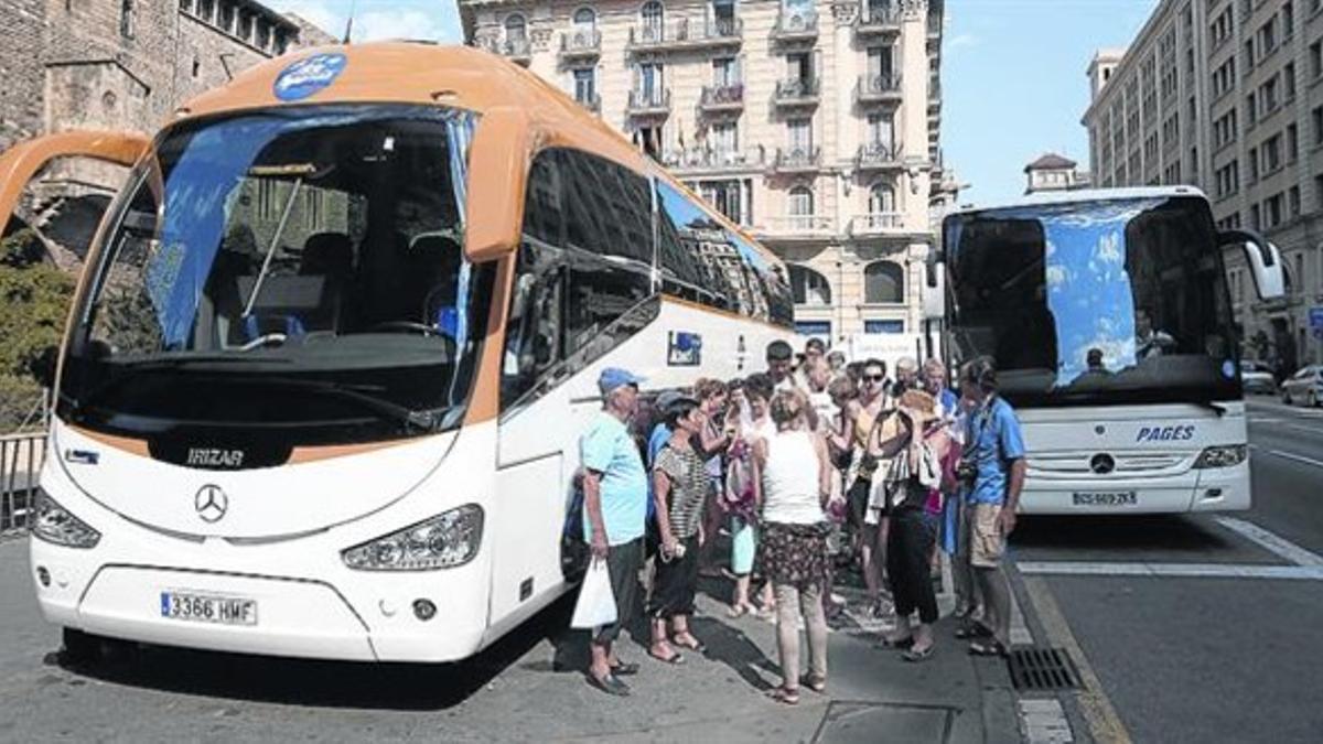 Autocares en la plaza de Ramon Berenguer el Gran, el pasado verano.