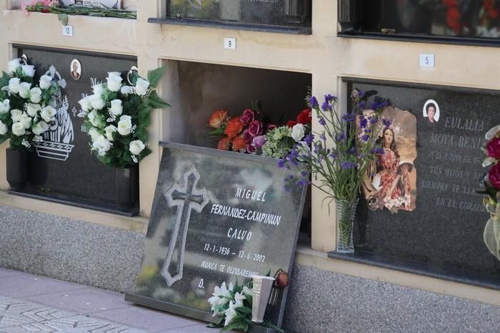 Día de Todos los Santos en el cementerio de Lorca