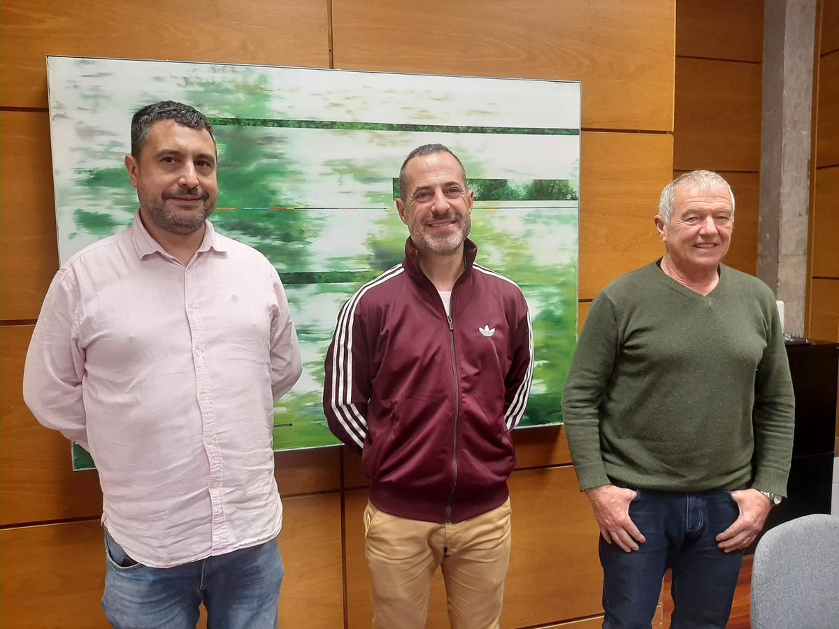 Por la izquierda, Javier Rodríguez, Ángel García y Raimundo Díaz, en el Ayuntamiento de Siero
