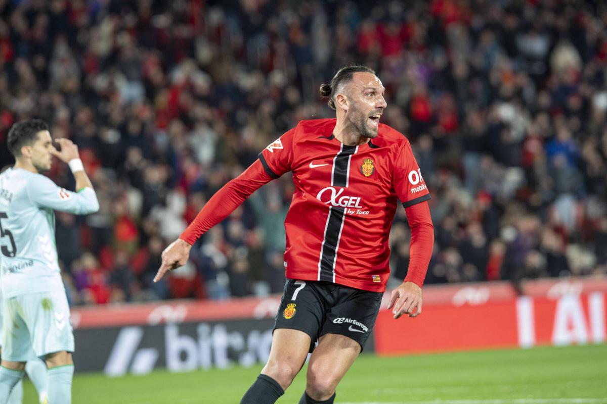 Muriqi celebra su gol ante el Betis en Son Moix.