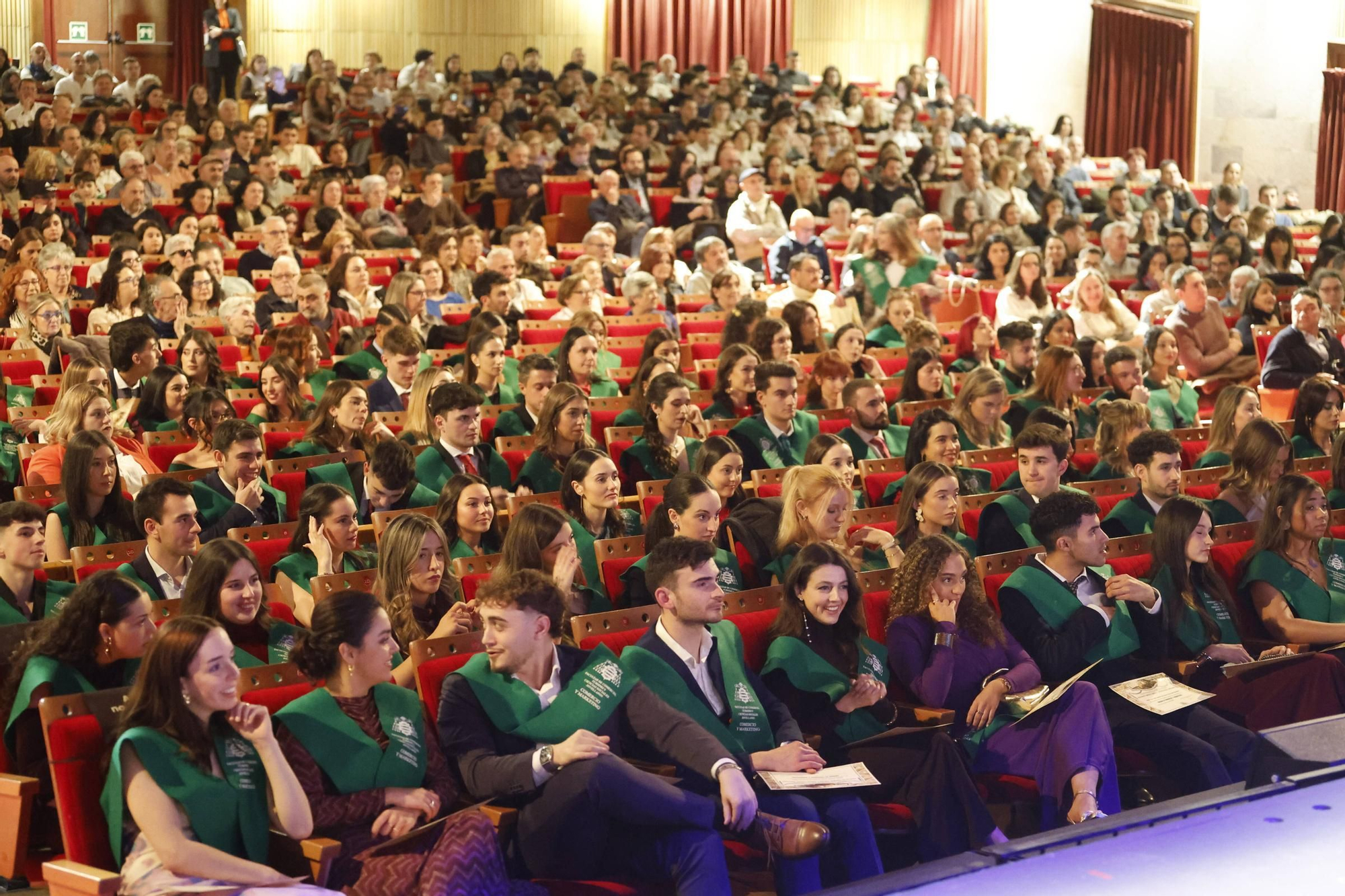 El acto de graduación de la Facultad de Comercio, en imágenes