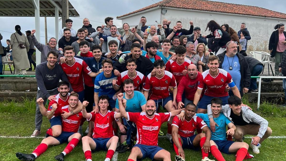 El Narcea con su afición en el campo del Podes.