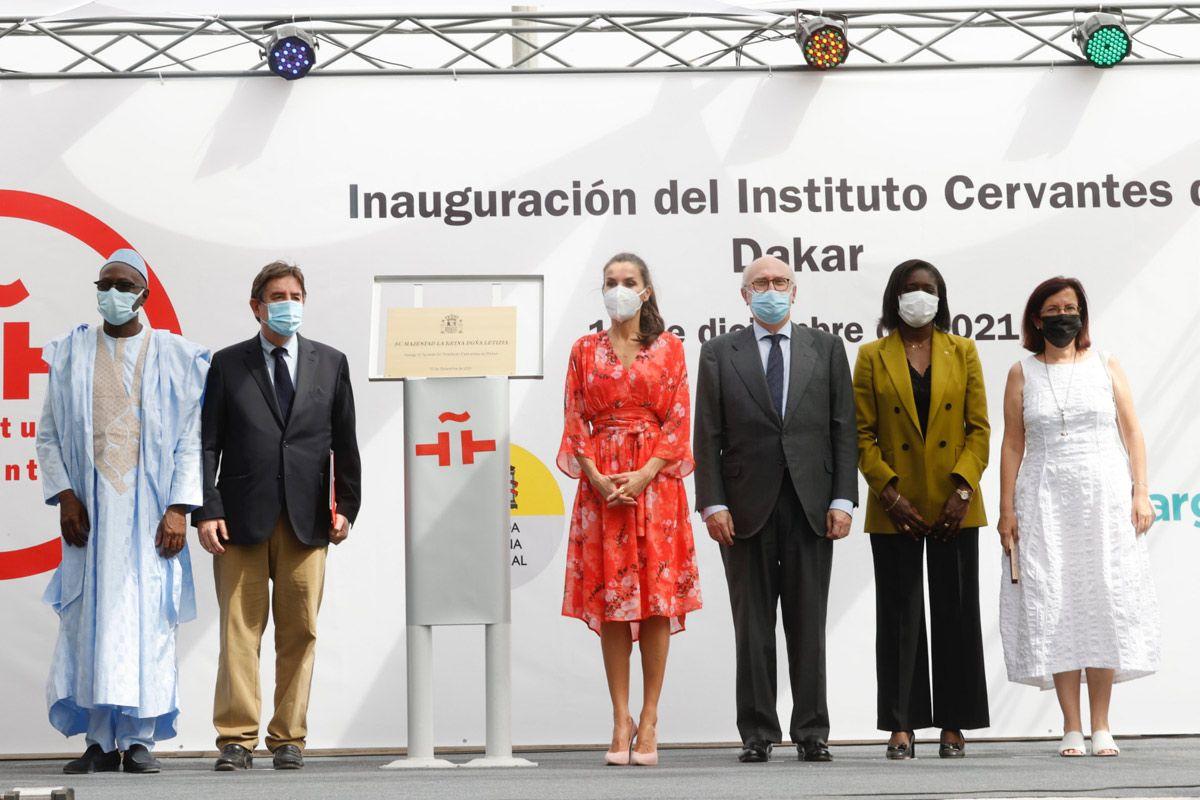 Foto de familia, con la reina Letizia en el centro con vestido rojo Adolfo Dómínguez, en la inauguración del Instituto Cervantes en Dakar