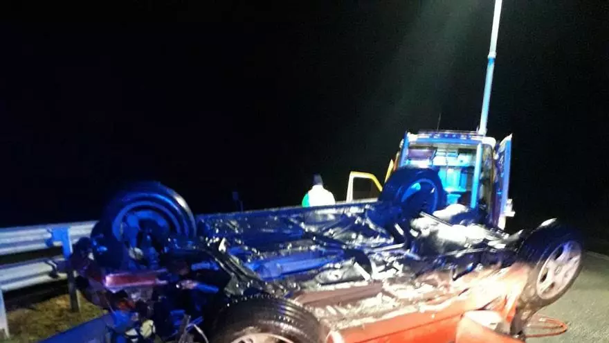 Una mujer resulta herida al volcar el coche en el que viajaba en la Autovía del Cantábrico, a la altura de El Franco