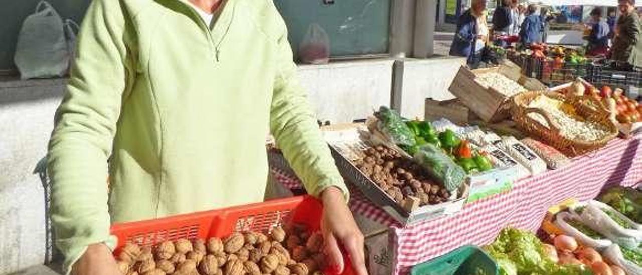 Cecilia Vallina con una caja de nueces, ayer, en la Pola.