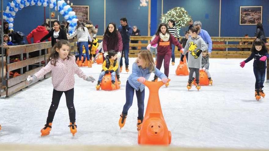 La pista de patinaje sobre hielo en la que disfrutan niños y adultos. // Iñaki Abella