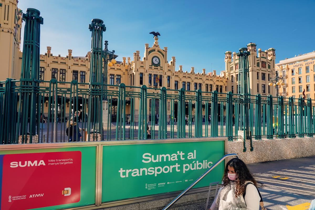 El transporte público valenciano conecta fácilmente los lugares más destacados de las Fallas.