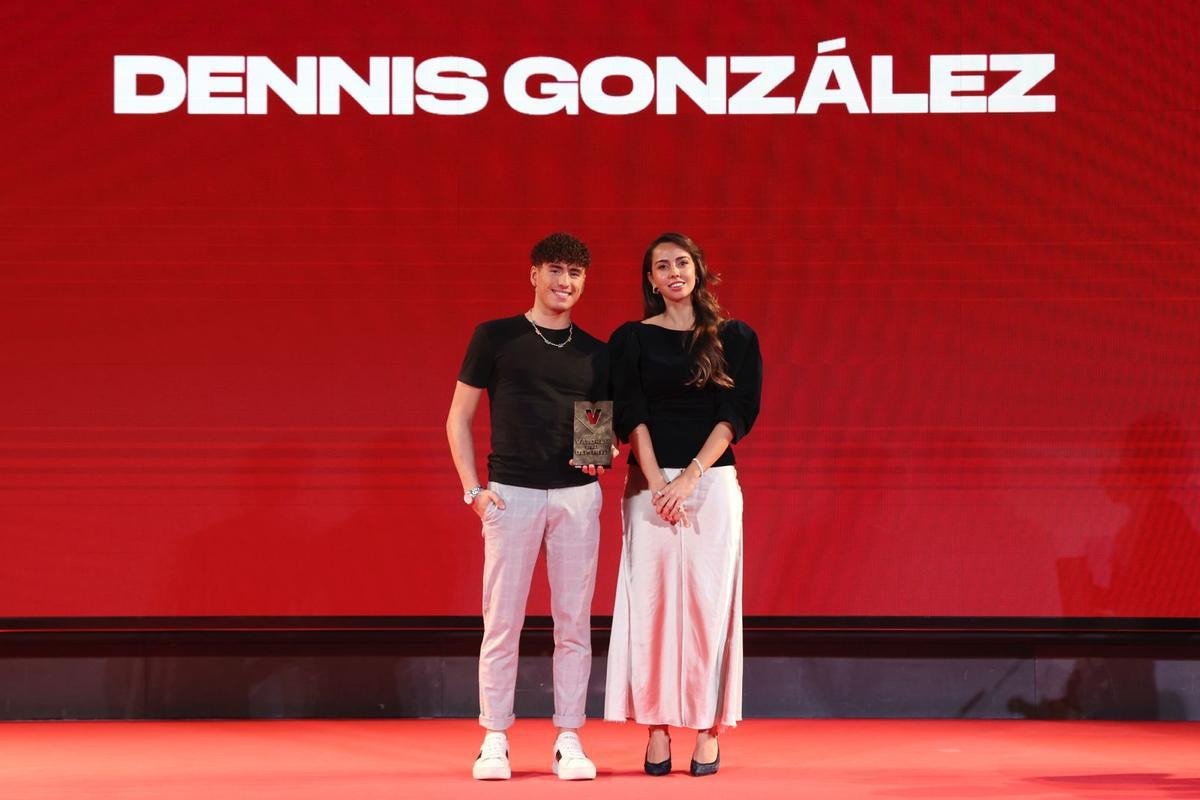 Dennis recibió el premio de manos de la subdirectora de SPORT, Iulene Servent