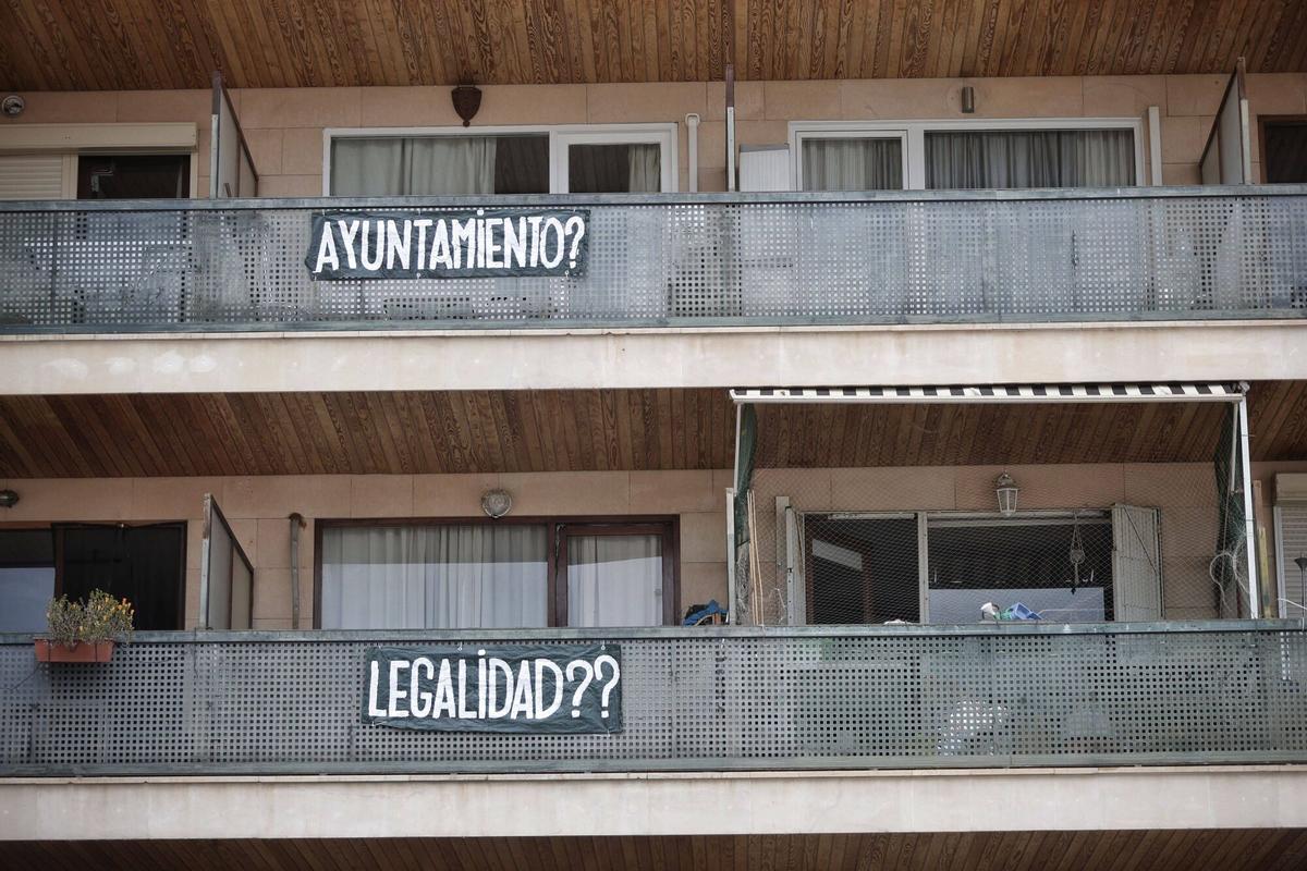 VECINOS DE CAN BARBARA PROTESTAN POR LAS MOLESTIAS DE LOCALES DE OCIO NOCTURNOS VECINOS DE CAN BARBARA PROTESTAN POR LAS MOLESTIAS DE LOCALES DE OCIO NOCTURNOS