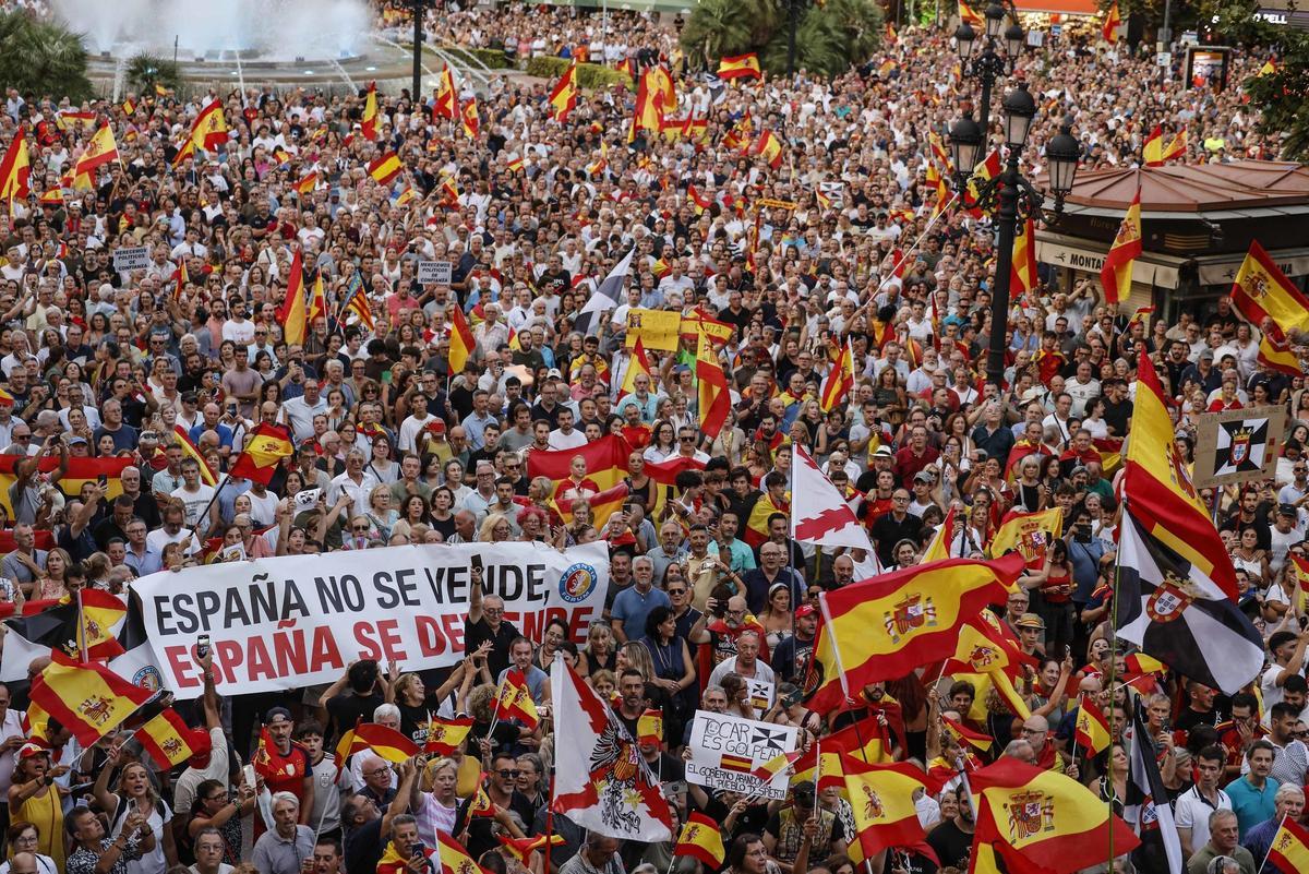Cientos de personas durante una concentración en solidaridad con Ceuta, a 2 de septiembre de 2026, en Valencia.