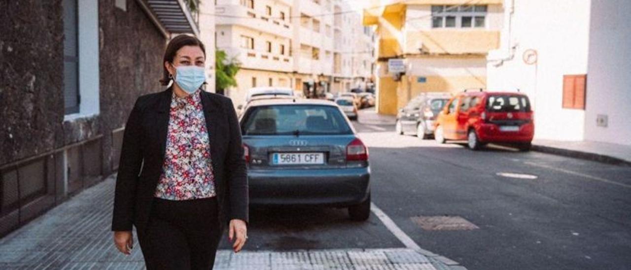 Astrid Pérez en la calle El Greco, en Arrecife.