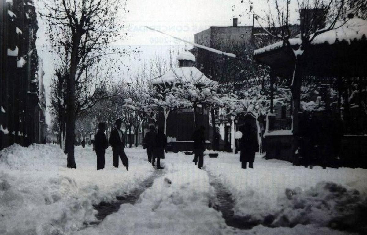 Un grupo de vecinos de Burriana contemplan los efectos de la nevada de 1946 Un grupo de vecinos de Burriana contemplan los efectos de la nevada de 1946