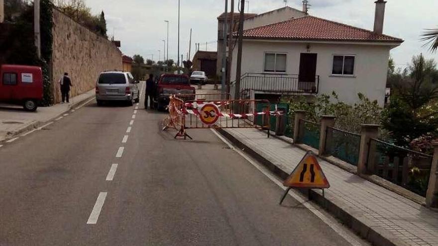 Corte de la carretera regional en el barrio de La Portilla.