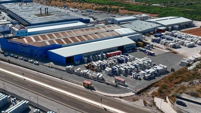 INFRAESTRUCTURAS RENOVADAS. Imagen aérea del centro logístico que tiene Raminatrans Castellón en Vila-real, de 12.000 metros cuadrados. |
