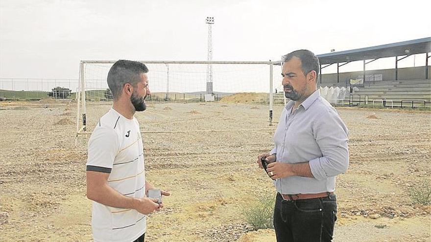 las obras de la instalación de césped artificial del campo de fútbol de cañete de las torres estarán para fin de año